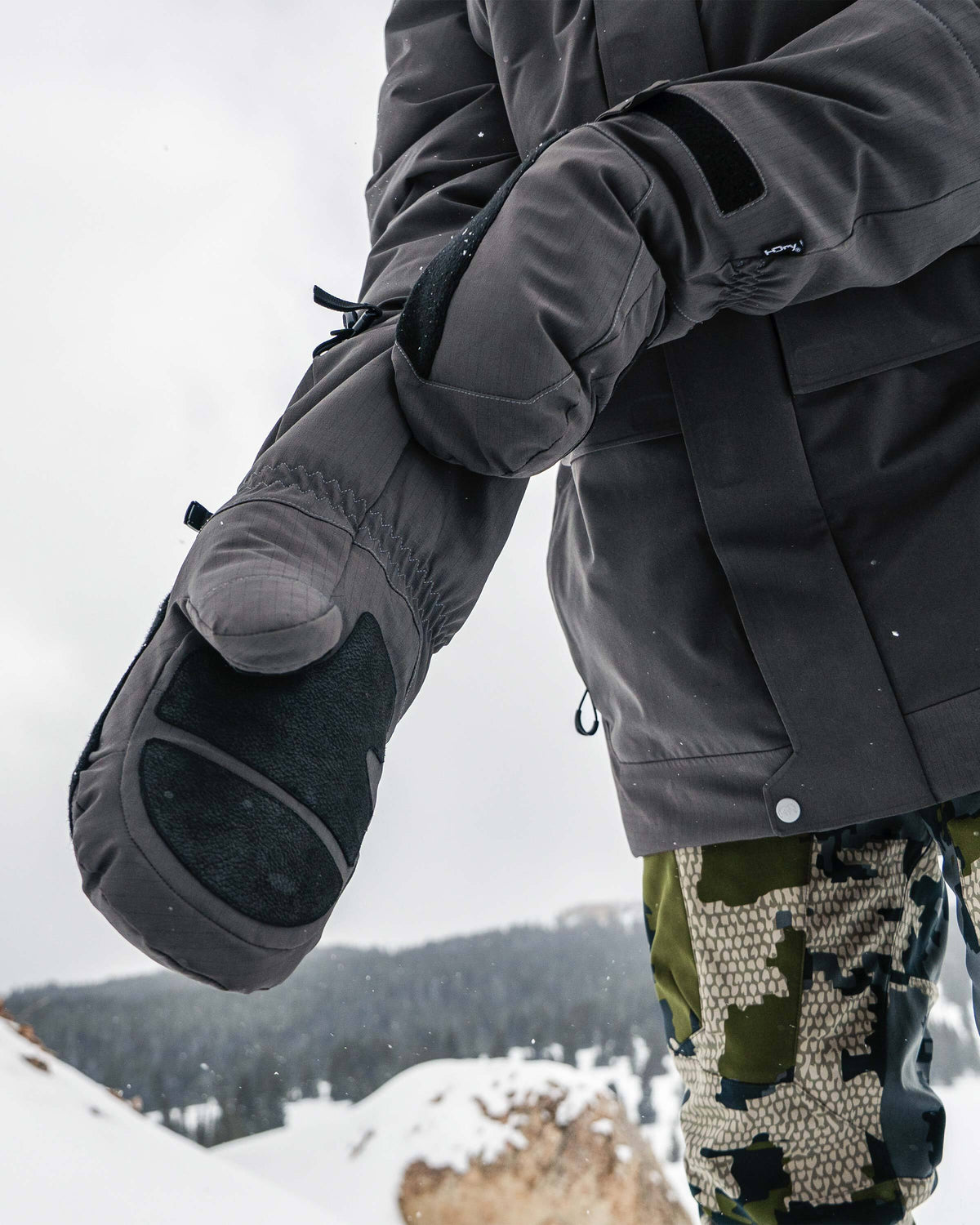 Super Down Arktuk Mitt | Asphalt